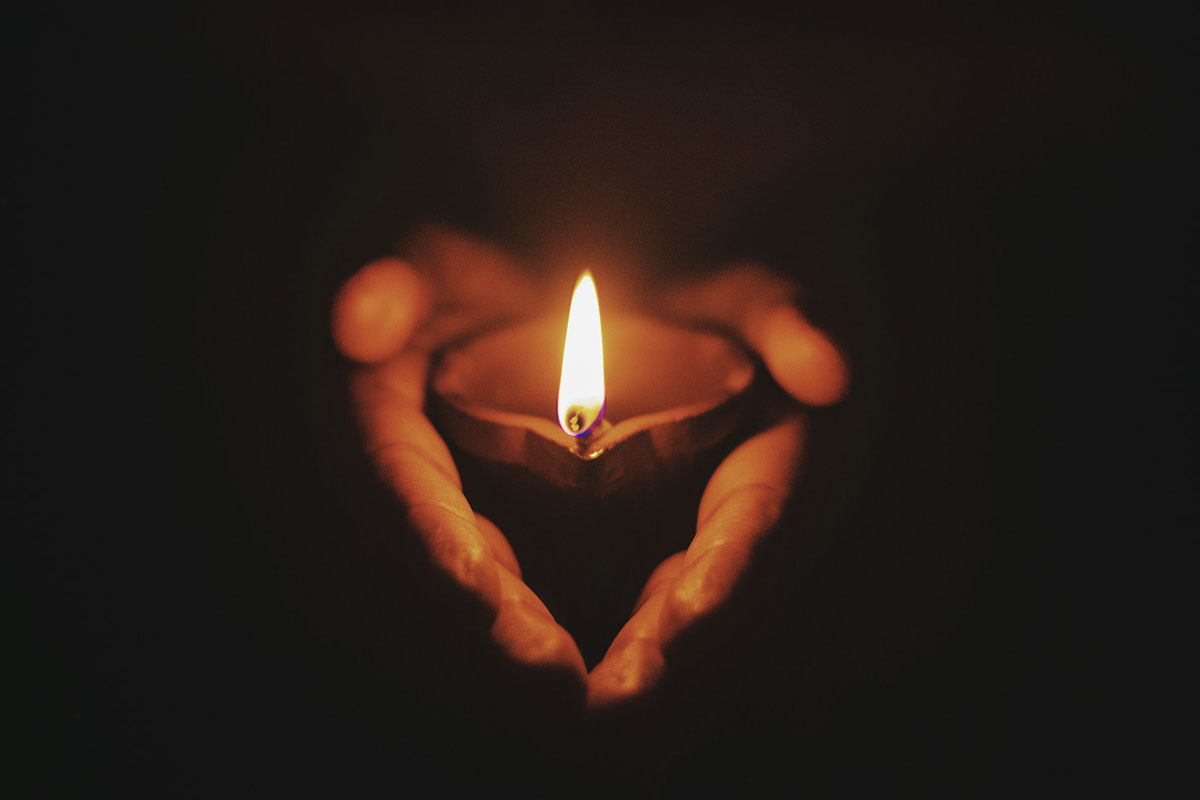 mains entourant la bougie